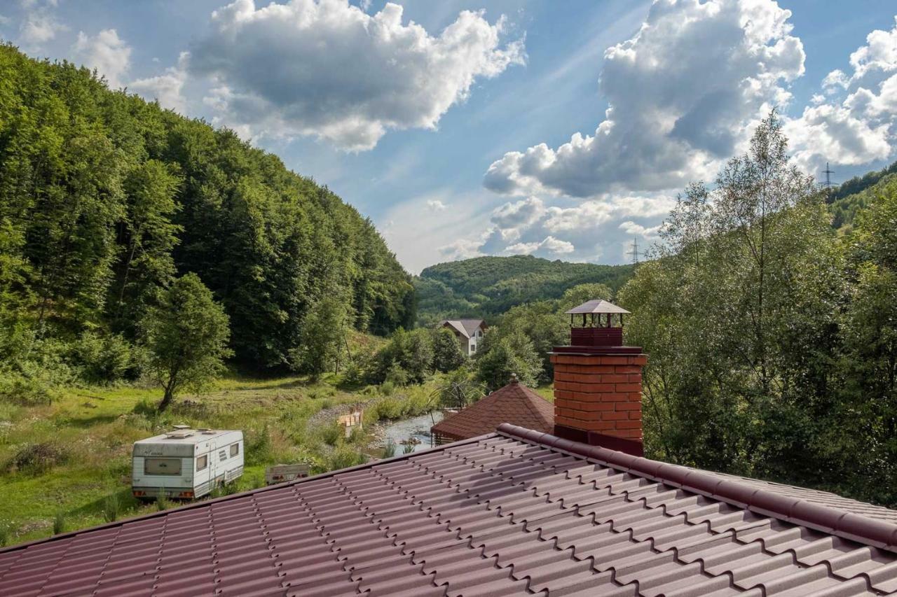 Yankovsky Dvir Hotel Polyana  Exterior photo